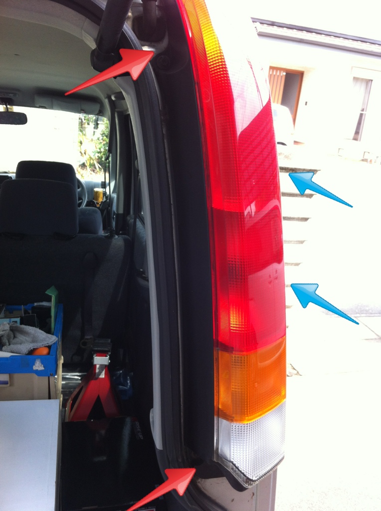 スモール・ストップをLED球に交換するぞ〜*(^o^)/*（ホンダ