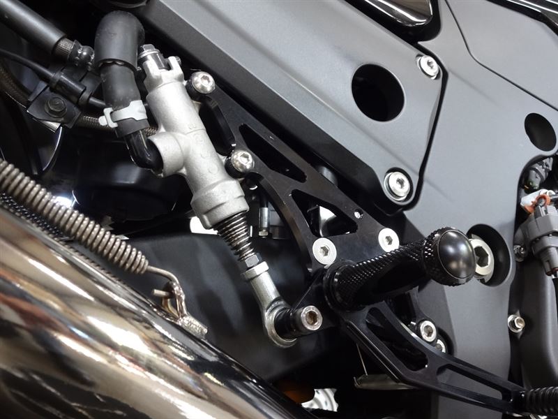 ウッドストック バックステップ取り付け(カワサキ ZX-14R)by ウッドストック バックステップ取り付け(カワサキ ZX-14R)by