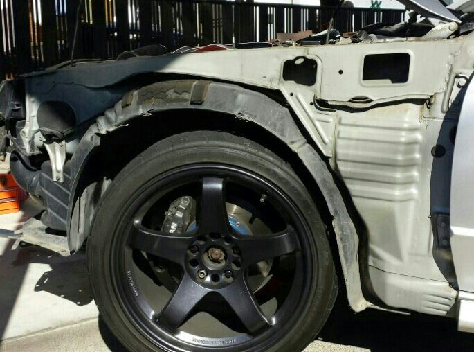 フロントフェンダー外し、その②☆（日産 スカイラインGT‐R