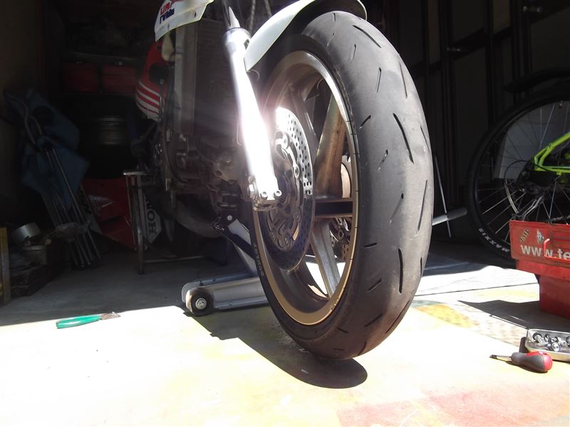 NSR フロントホイールベアリング外し(ホンダ NSR250R)by 中年 NSR フロントホイールベアリング外し(ホンダ NSR250R)by 中年
