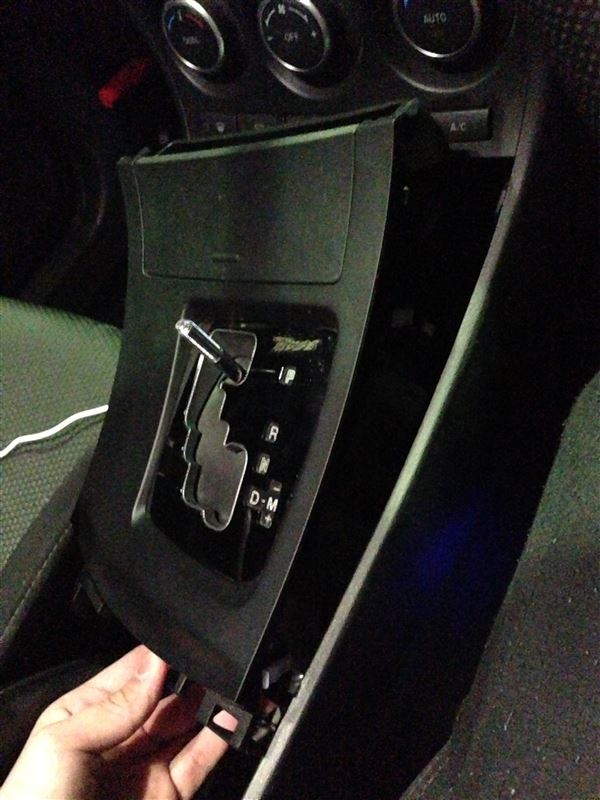 シフトブーツ取り付けのためシフトパネル取り外し（マツダ