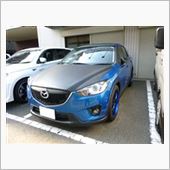 こちら、当社デモカーのCX-5。<br />
<br />
左フロントフェンダーをよーく見ると・・・