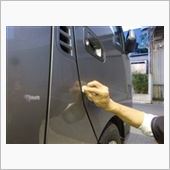 であれば当社商品、ドアプロテクターを装着する他ございません！<br />
まずはボディ側の汚れ、油分をふき取ります。