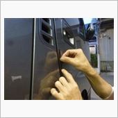 ドアのラインとドアプロテクターをしっかりと合わせていきます。