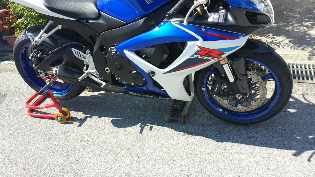 リムステッカーの取り付け（スズキ GSX-R600）by オトートくん