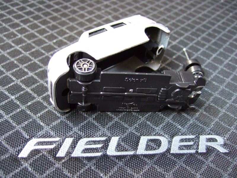 トミカ改造（トヨタ カローラフィールダーハイブリッド・E160系