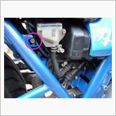 ついでにリアブレーキのリザーバータンクの<br />
ステーを黒く塗ってみました。<br />
<br />
ついでならリザーバータンクの蓋も塗れば良かった。