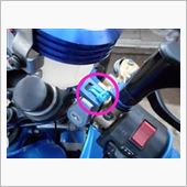 続いて高速走行中に折れたステーの交換。<br />
取り敢えず、ヘルメットホルダーに、<br />
タイラップで留めて、先週のTRGは間に合わせ。