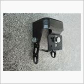 ホームセンターに行って考えた。<br />
<br />
汎用の金具３つ使って取り付けてみました。<br />
<br />
上の金具は角目用ハンドルについていた純正ブラケットです。<br />
下に３ヶ所購入した金具を曲げたり切ったりして、取り付け。