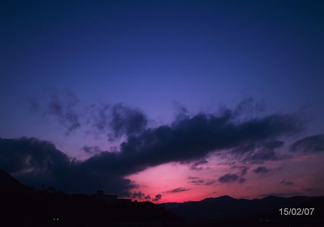 午前中に仕事も終わり，午後からタイヤのエア調整とガタピシ音対策をしましたので，明日は晴れてね^^と洗車です。<br />
<br />
夕焼けが綺麗だったので，たぶん晴れてくれるはず^^;<br />
<br />
本当は，気分転換にステアリングを予備に交換しようかと思っていたのですが，庭の植木の移植作業に手間取って，諦めました(T_T)<br />
<br />
明日やろうかなぁ・・・どうしようかなぁ・・・