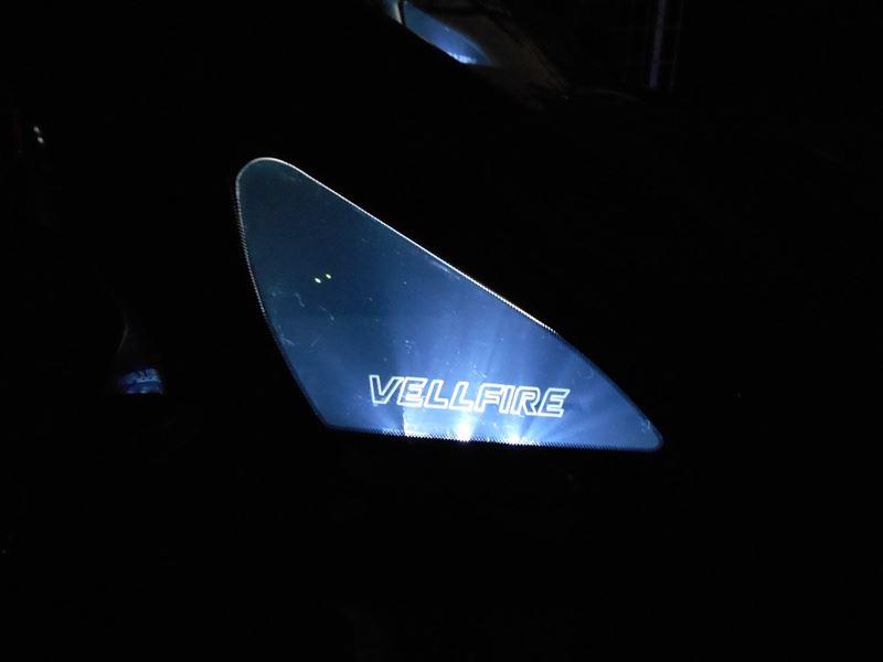 ロゴ入り 光る三角窓Aピラー LEDパネル ホワイト取付（トヨタ