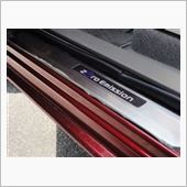 リーフ純正ＯＰであるＬＥＤキッキングプレートを装着しました。<br />
新車時にも一度考えましたが、工賃が高いので見送っていましたが、お世話になっている工場への入場に合わせて装着していただきました。<br />
まずメインのフロント用。金属製で質感も良い感じです。いまだにビニールの保護シートを外せていない小心者です(苦笑)