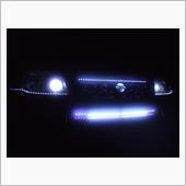 写真を遠目で見ると、「これ何の車!?」って思いました。(笑)<br />
<br />
怪しすぎます。<br />
<br />
でも、何故かニッ!っと笑っているように見えるのは私だけでしょうか??<br />
皆さんはどう見えますかね??<br />
<br />
真ん中のLEDナイトライダーはリモコンを降りて真正面に回らないとパターンを切り替えれないんですが、15種類のパターンとランダム、速さを変えれるので、おもしろいです!<br />
正直、夜、点灯させて走っていると、交差点曲がるたびに視線を感じます。(笑恥)<br />
<br />
これで、取付終了!<br />
<br />
<br />
<br />
次回予告!<br />
<br />
次の作業は、前回作ったマグネットステッカーの貼り付けをします。<br />
<br />
乞うご期待!