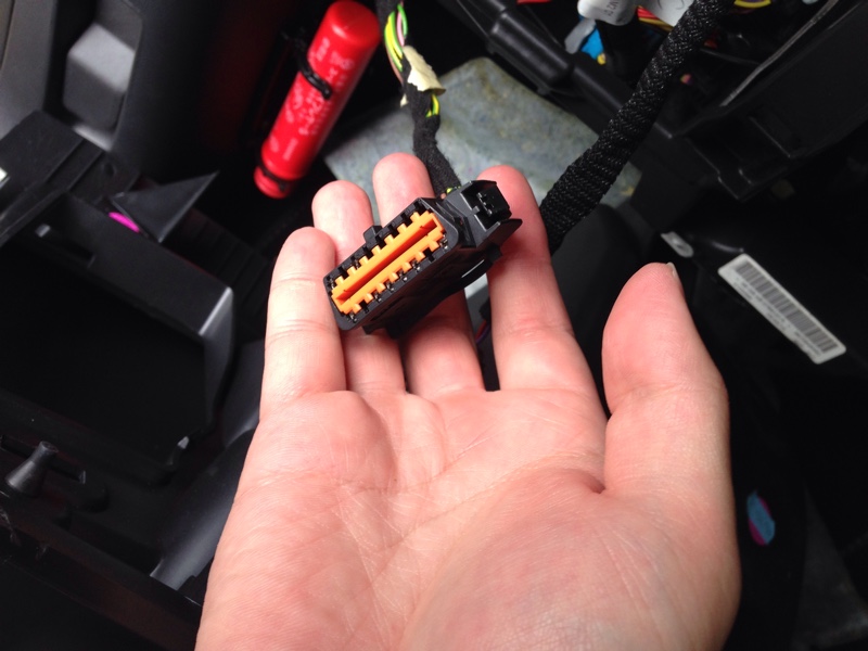 OBDⅡコネクター 取り外し（プジョー 2008・A94）by 虎之助 in