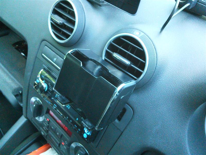 ドリンクホルダーをセンター送風口下に加工取付（アウディ A3