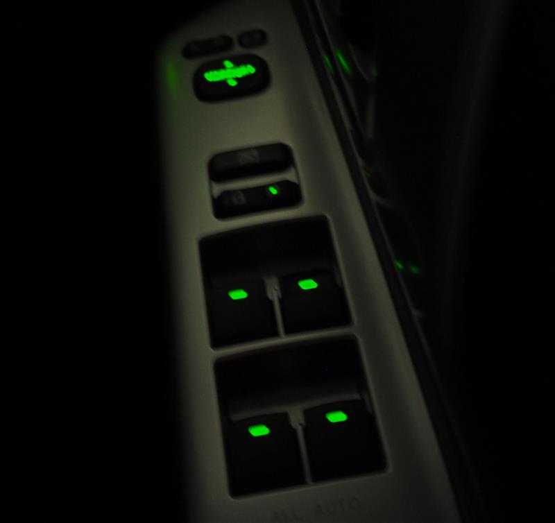 ミラー/集中ドアロック/パワーウインドウスイッチ全席分LED打ち