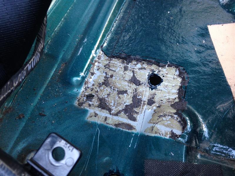 マーキングが済んだら、一度ケージを取り外し<br />
<br />
そして恐怖の穴あけ(汗＆アンダーコート剥がし<br />
<br />
大体開けた穴位置にズレがあるので微調整しながら組み立て・締め付けていきます、下側のパネルにはたっぷりコーキング剤を塗っておきます