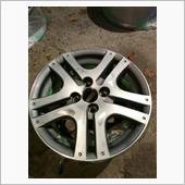 シャトルの納車待ち期間に中古で安く入手し作業したものです。<br />
<br />
1本に多めのガリ傷があり、他3本にもリムやディスク面に多少傷があったため、ホイール補修パテを使い補修しています。<br />
<br />
そのままの色でも良かったのですが、補修したため塗装することにしました。<br />
<br />
パテ盛りしたあと、320番くらいから1000番くらいまで耐水ペーパーで磨き、表面を平らにします。<br />
色が変わっているところが傷をパテで埋めたところです。<br />
ペーパー掛けによりアルミの下地が出ています。<br />
その後、塗料の足付けのため全体にもペーパーをかけておきます。<br />
角は塗料の乗りが悪くなるため丸くしておきます。