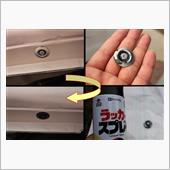 サイドシール下側には、塗装後の塗料抜き穴のグロメットが白くなっているので・・・！<br />
塗装前に外さんけ～と言われるねぇ。ｗｗｗ<br />
ちゃんと～塗装して装着。<br />
本当に本当に完成です。（爆）