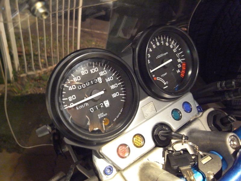 CB400 SUPER FOUR (スーパーフォア) メーターが壊れたので交換したのだが... by かえるや - みんカラ CB400 SUPER FOUR (スーパーフォア) メーターが壊れたので交換したのだが... by かえるや - みんカラ