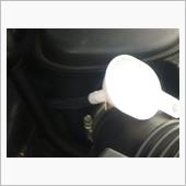 ゲージの場所からジョウゴ付きホースでオイルを入れます。<br />
夏だからか普通に入りました。<br />
<br />
取説は1200CCですが、1250CC入りました。