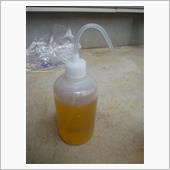 オイルを入れるのはこれ。<br />
薬剤洗浄ボトルの500CC。<br />
<br />
普通にチュウチュウ入ります。<br />
取説によると規定量は800CC　<br />
の所、1000CC入りました。<br />
ちなみにフィラーを外した時たくさん漏れ出てきたので、最初はもっと入っていたと思います。<br />
<br />
ちなみにネットより実店舗の方が安いです。（ハンズで360円ぐらいだったかな）<br />
<br />
でフィラーボルトを締めて完了。<br />
<br />
前回交換時47879ｋｍ<br />
走行85848ｋｍ<br />
総走行距離　133727ｋｍ。