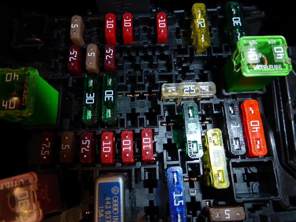 電源確保のため ヒューズボックス確認 フォルクスワーゲン ゴルフ ハッチバック By Kappy O みんカラ
