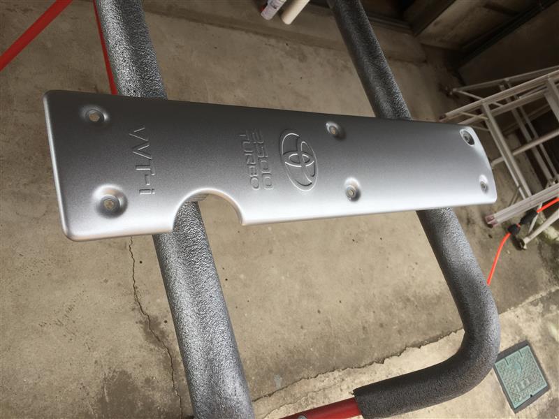エンジンカバー(プラグカバー)塗装再開しました（トヨタ