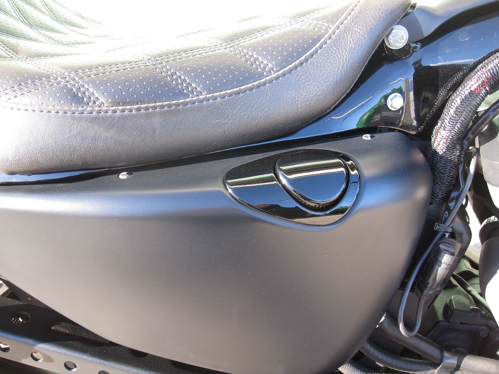 オイルタンクキャップ ブラック化（ハーレーダビッドソン XL883N