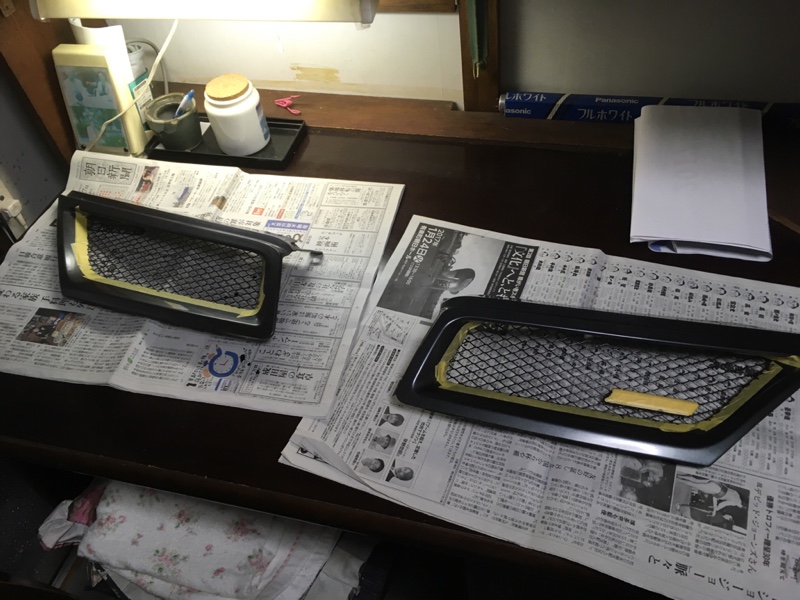 ヤフオクでかった社外グリルですが網の部分の塗装がパリパリでところどころ錆びていたので、古い塗装を剥がして油性タッチで塗りました。