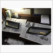 ヤフオクでかった社外グリルですが網の部分の塗装がパリパリでところどころ錆びていたので、古い塗装を剥がして油性タッチで塗りました。