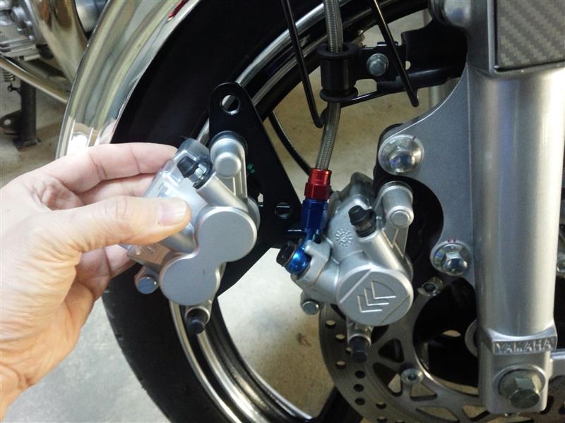 YBR250のブレーキキャリバーとデイトナのブレーキマスターに交換する