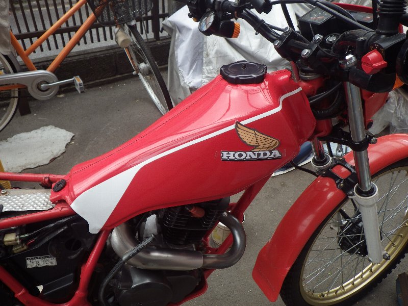 燃料タンクにラインを貼り付け(ホンダ TLM50)by さまさま 燃料タンクにラインを貼り付け(ホンダ TLM50)by さまさま