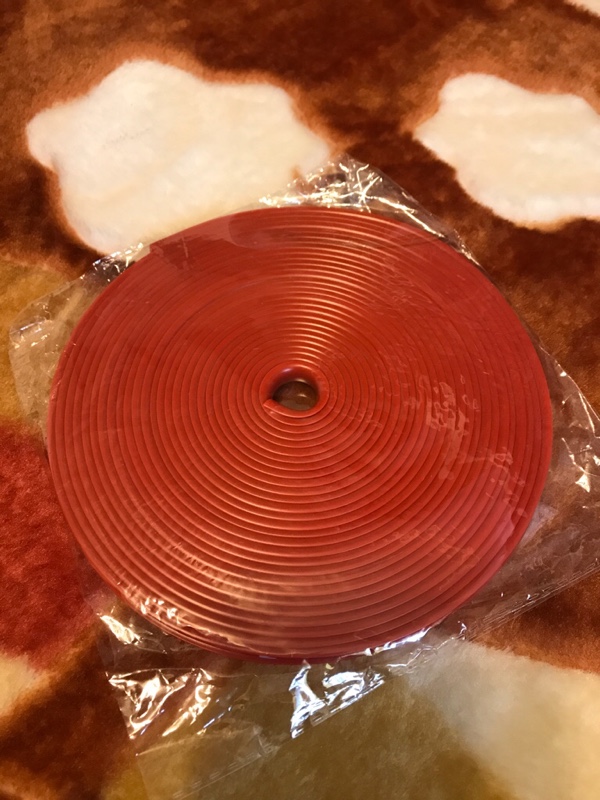ご無沙汰しておりまーす(^O^)！！<br />
<br />
仕事が忙しく、<br />
足腰も痛めて接骨院通いをしておりますヾ(･ω･`；)ﾉぁゎゎ<br />
ガタが出てきた今日この頃･････<br />
ﾁ───(&#180;-ω-｀)───ﾝ<br />
<br />
さてさて、<br />
世間ではGWです！！<br />
<br />
ず～～っと前に<br />
〇天市場で購入していた<br />
リムラインガード！！<br />
<br />
夏タイヤに取り付けようと思い保管！<br />
<br />
GW･････<br />
やっと重い腰を上げて<br />
タイヤ交換をする気になりました（笑）！！<br />
<br />
これが前に買っていたリムラインガード！！<br />
当然赤でーす(=^▽^=)！！