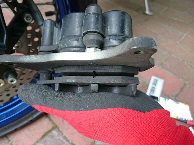 Fブレーキパッド残量を目視確認 カワサキ D Tracker X By にぢまる みんカラ