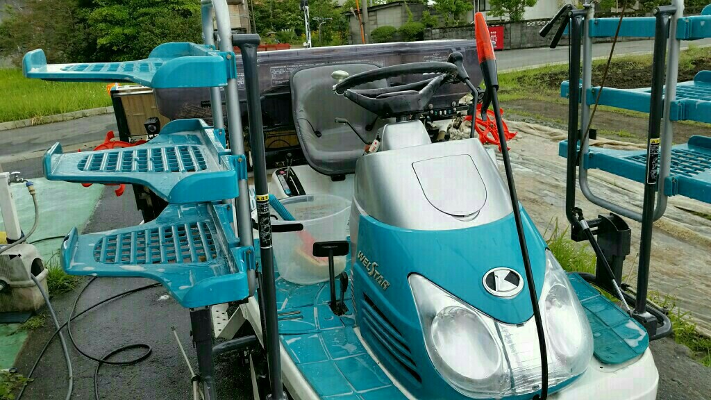 はたらくくるま] 最新鋭“ロボット田植え機”は、自動で田の中を