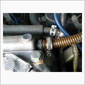 我がカーゴはオイルキャッチタンクが付いてるのでホースバンドですが、本来ホースは工具無しで外れるようになってます。<br />
<br />
ホースを外したら19mmでPCV本体を外します…<br />
(熱い時は注意)