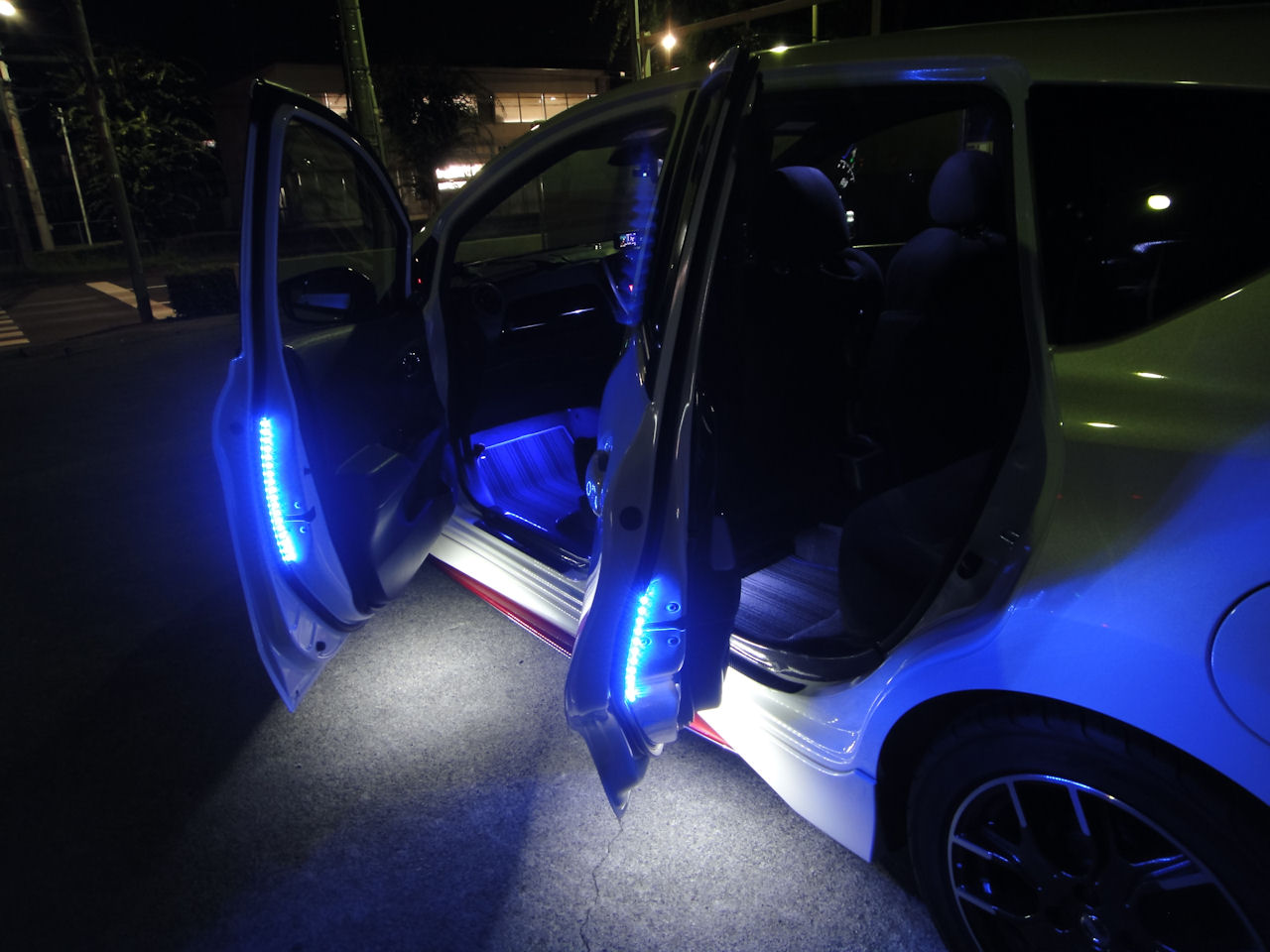 カーテシランプled追加 以前取付け済ledを青色に変更 日産 ノート Eパワー By 天気は晴れ みんカラ