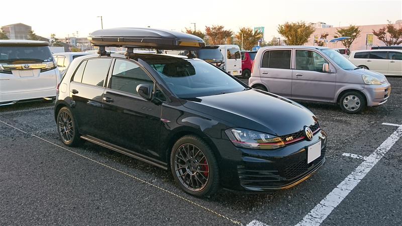 THULE ウイングバー、INNO ルーフボックス装着(フォルクスワーゲン ゴルフ (ハッチバック)・ゴルフ7)by スメラギ - みんカラ THULE ウイングバー、INNO ルーフボックス装着(フォルクスワーゲン ゴルフ (ハッチバック)・ゴルフ7)by スメラギ - みんカラ
