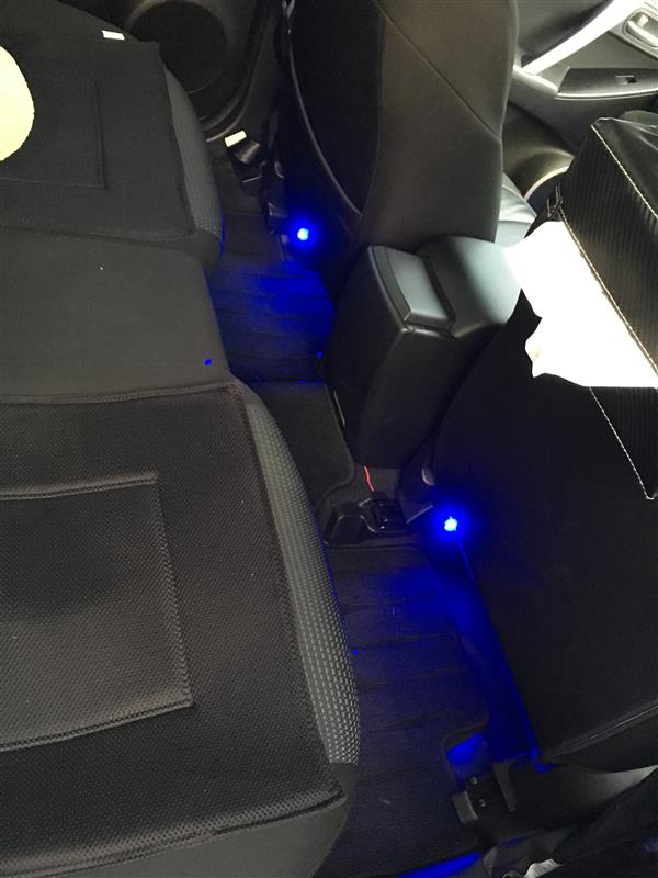 見やすくなぁ れ フットライトled 配線隠しと調整の巻 マツダ アクセラスポーツ ハッチバック By Dj出実男 みんカラ