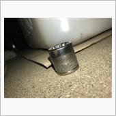 車の腹わたアクセス方法は、以前の整備手帳参照。<br />
<br />
ドレンボルトは17mmのソケット。<br />
<br />
注意<br />
※初めてオイル交換される方は恐らく0wー20が入っているかと思われます。<br />
シャバシャバ過ぎますので思ってるより勢いよく出てきますw噴射距離wwオイルパンの位置wwってなりますw<br />
