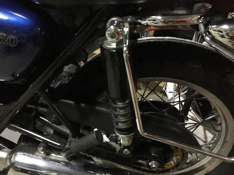 w650純正リヤサス