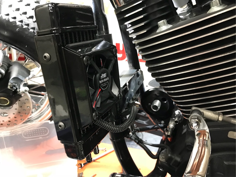 ファットボーイ JAGG Fan-assisted Vertical Oil Cooler System取付 by P-MIND - みんカラ ファットボーイ JAGG Fan-assisted Vertical Oil Cooler System取付 by P-MIND - みんカラ