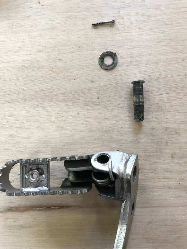 ステップ位置を変更じゃ！まずは左（カワサキ KLX125）by HI