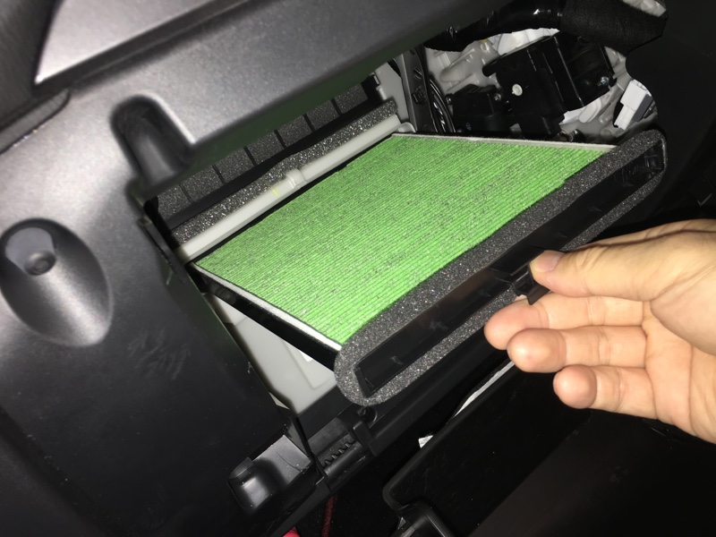 ディーラーで点検時に汚いよ と言われたので自分でエアコンフィルター交換しました マツダ アクセラスポーツ ハッチバック By Lapalapa みんカラ