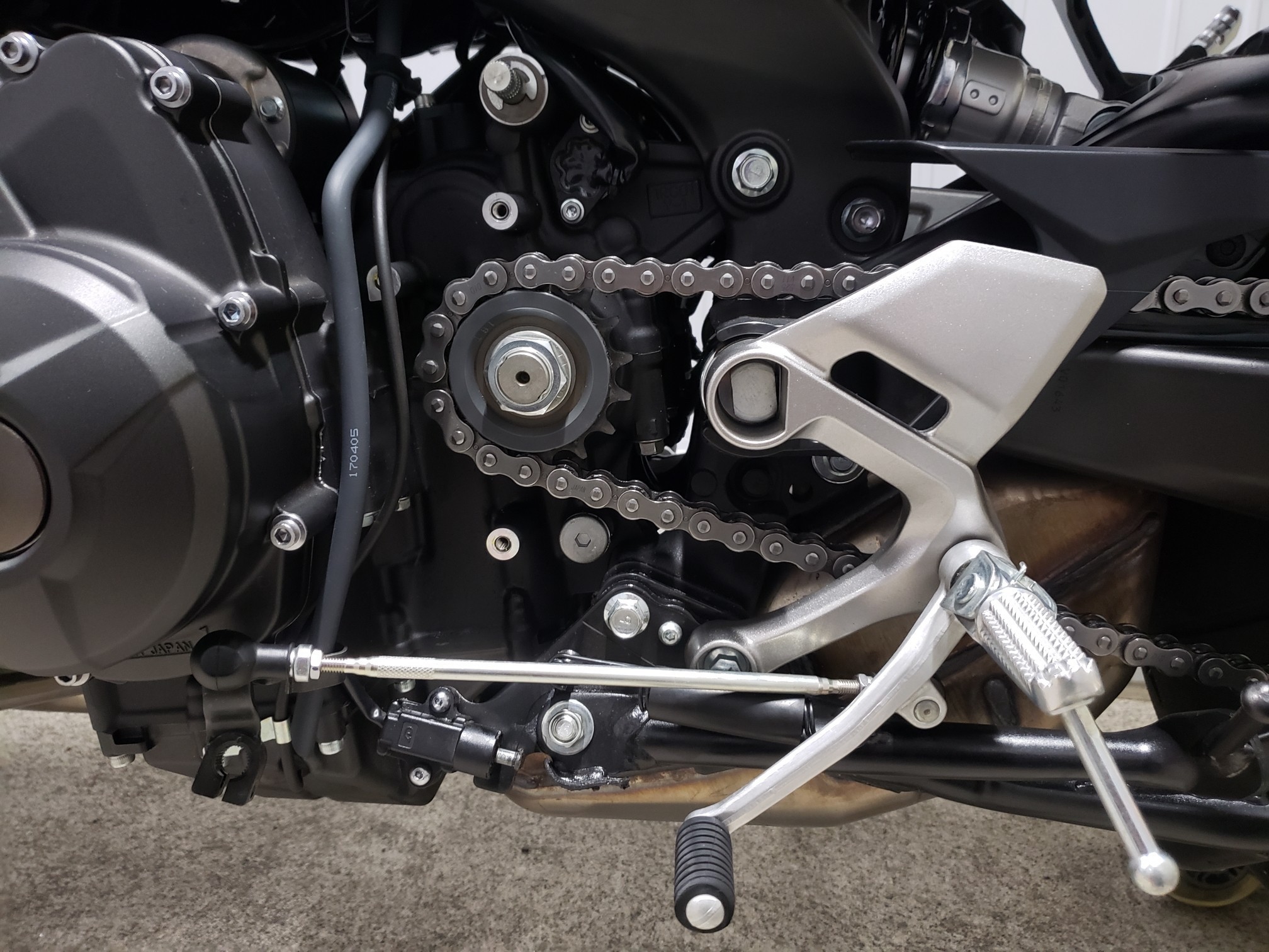 送料無料 日本 チェーンガード スプロケットガード ヤマハ用 FZ09 MT-09 青白い アイドルグッズ
