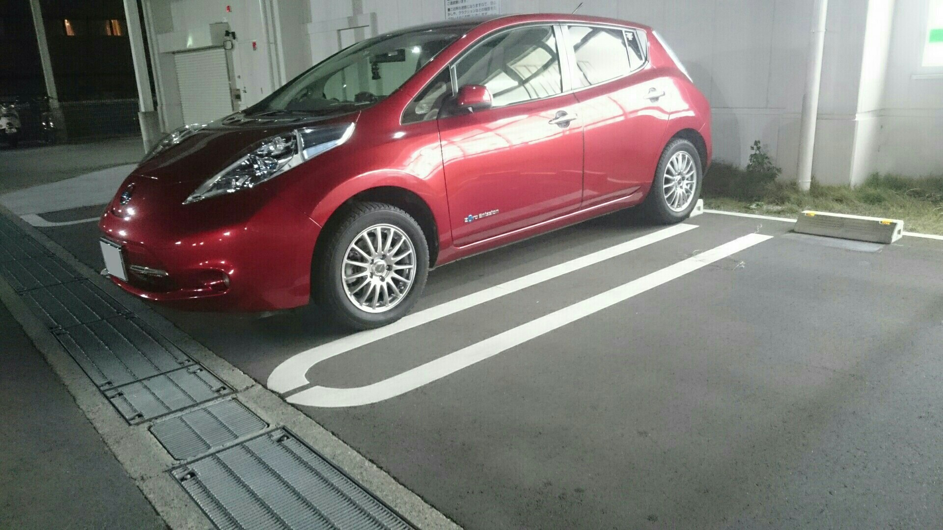 寒くなってきたのでスタッドレスに交換しました。<br />
大阪で積もることはあまりありませんが、降った時にきちんと動けるようにしないといけません。また、結構山道も走るので何だかんだで役立ってます。