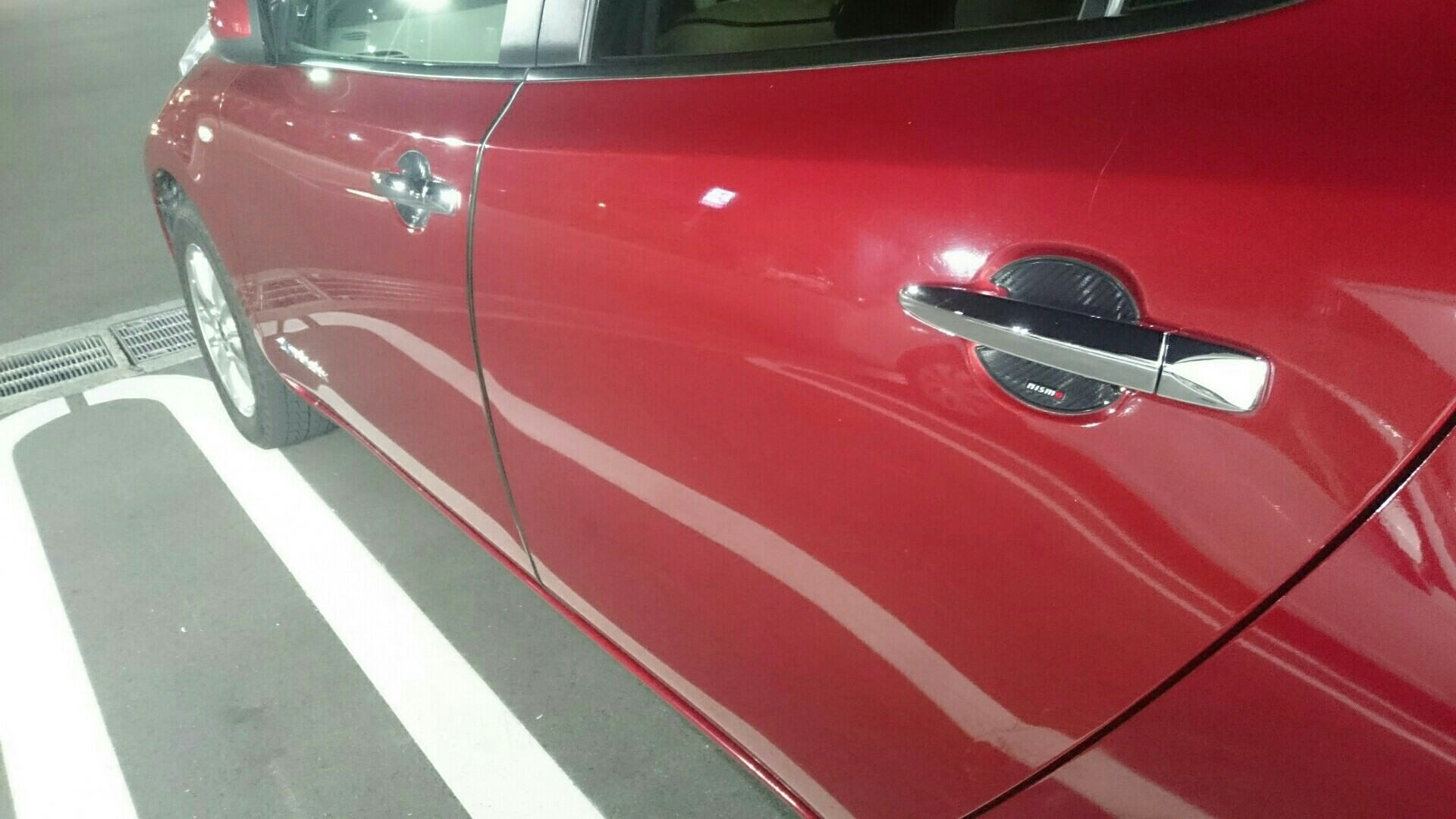 ついでに洗車もしていただき、艶やかな赤が引き立ちます。