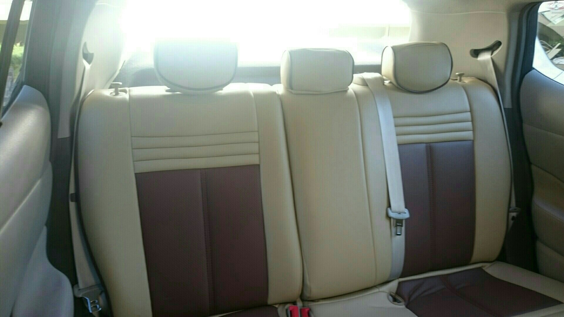 洗車が終わると、荷物を降ろして次の車に引き継ぐ部品や、不要な装備を取り外します。<br />
車内の清掃も平行して行います。