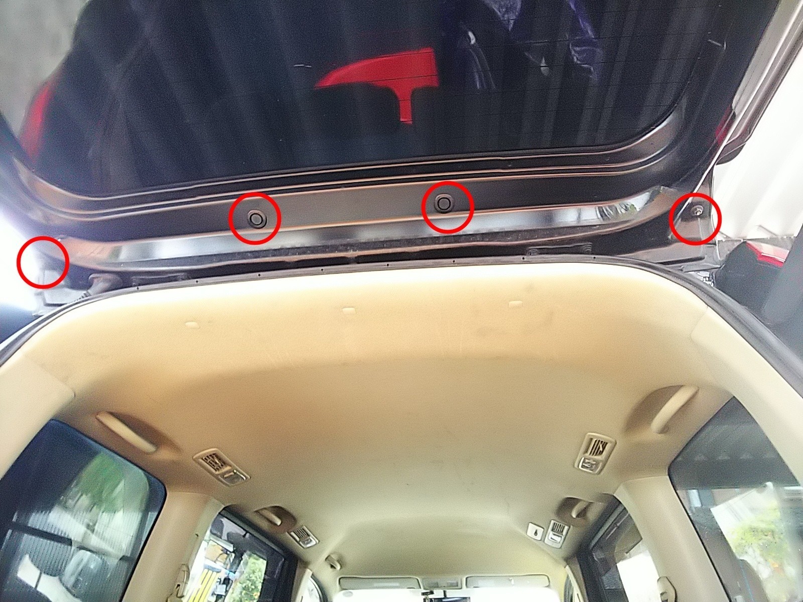 ハイマウントストップランプ交換、からの破壊!?（日産 セレナ